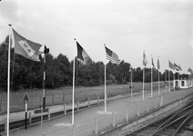 836339 Gezicht op het met vlaggen versierde perron van het N.S.-station Kerkrade Centrum te Kerkrade.